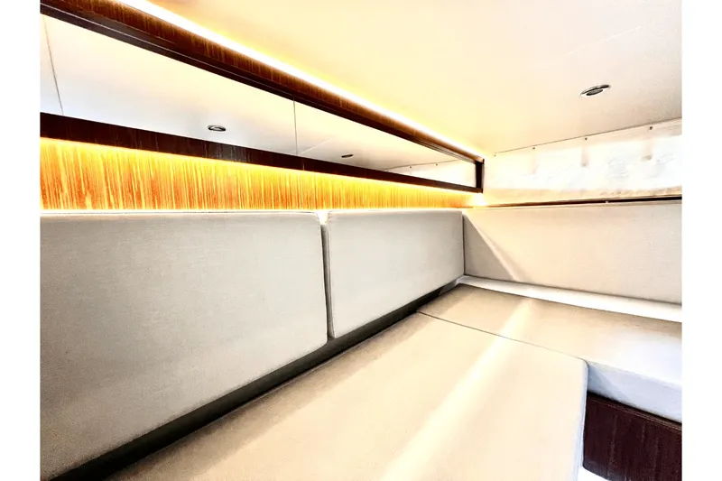 Slide: The Image of Sea Ray 370 SUNDANCER OB 2023 - 69