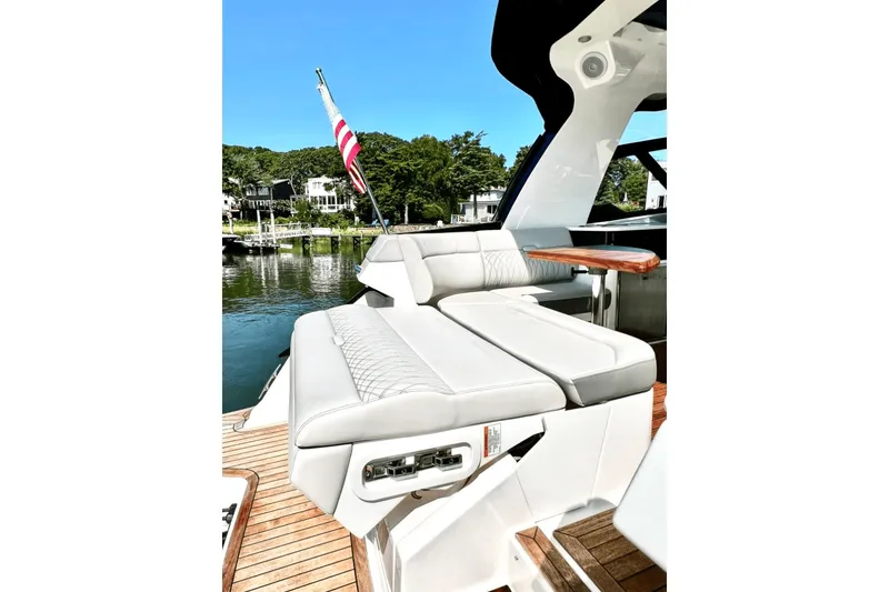 Slide: The Image of Sea Ray 370 SUNDANCER OB 2023 - 70