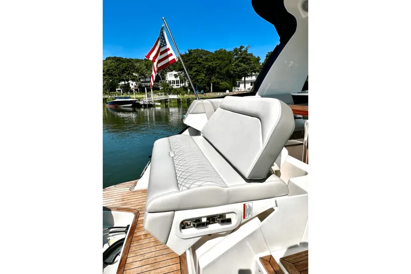 Slide: The Image of Sea Ray 370 SUNDANCER OB 2023 - 71