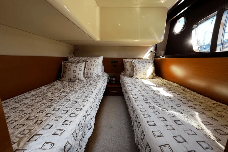 Slide: The Image of Azimut 47 FLYBRIDGE 2011 - 30