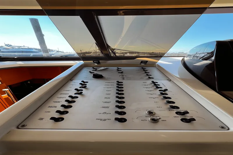 Slide: The Image of Azimut 47 FLYBRIDGE 2011 - 38