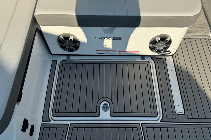 Slide: The Image of Sea Ray SDX 250 Outboard 2025 - 11