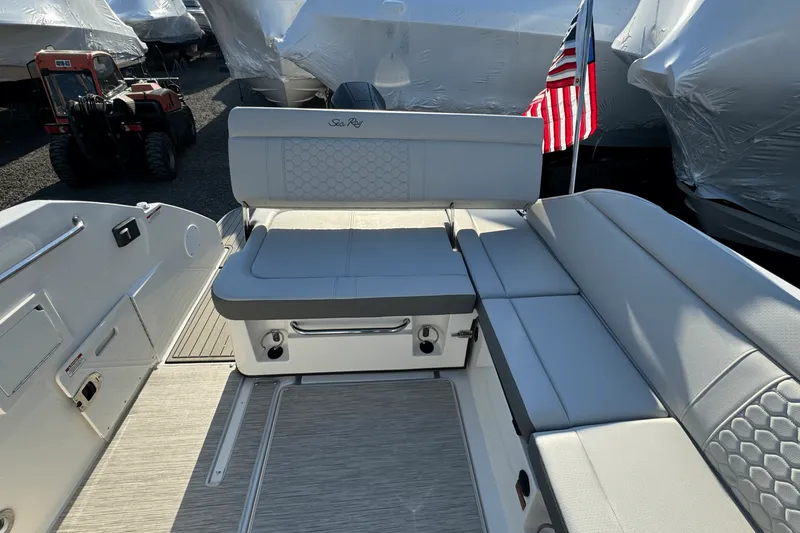 Slide: The Image of Sea Ray SDX 250 Outboard 2025 - 17