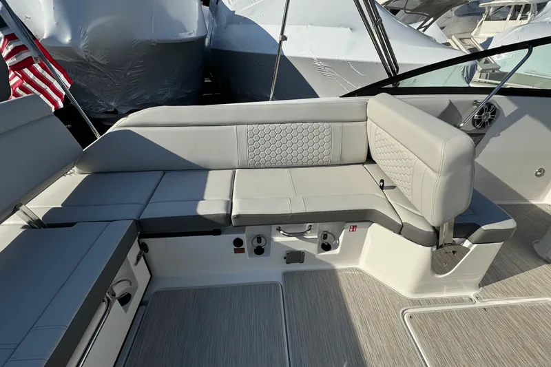 Slide: The Image of Sea Ray SDX 250 Outboard 2025 - 19