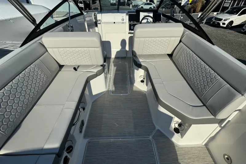 Slide: The Image of Sea Ray SDX 250 Outboard 2025 - 24