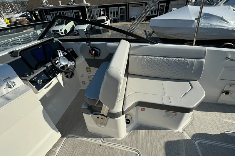 Slide: The Image of Sea Ray SDX 250 Outboard 2025 - 30