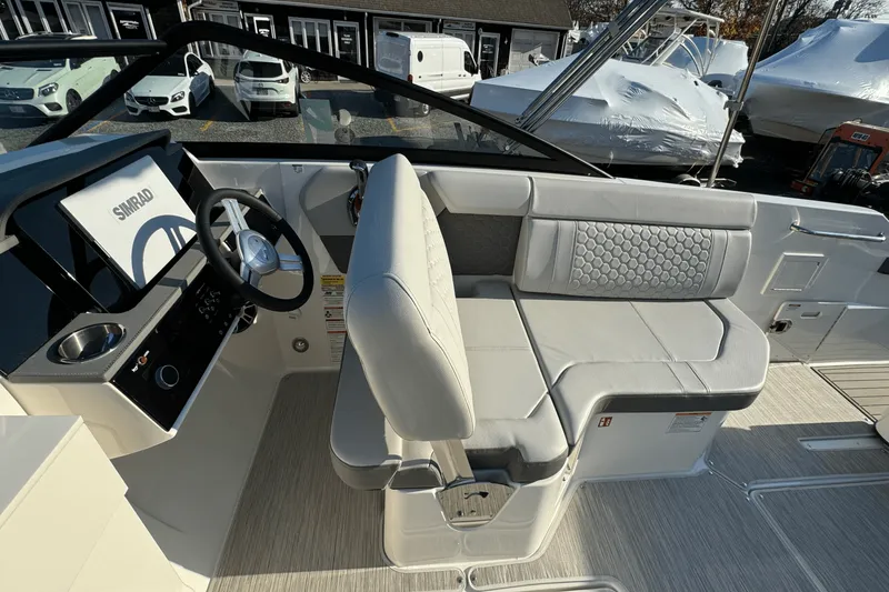 Slide: The Image of Sea Ray SDX 250 Outboard 2025 - 31