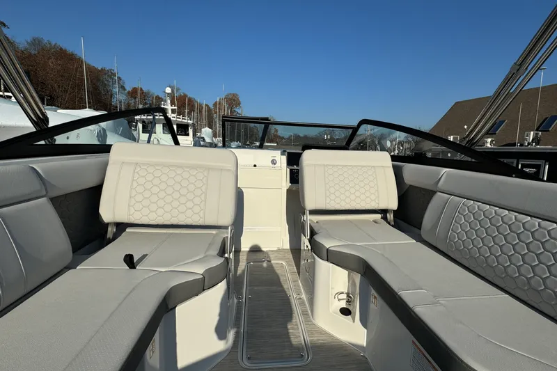 Slide: The Image of Sea Ray SDX 250 Outboard 2025 - 32