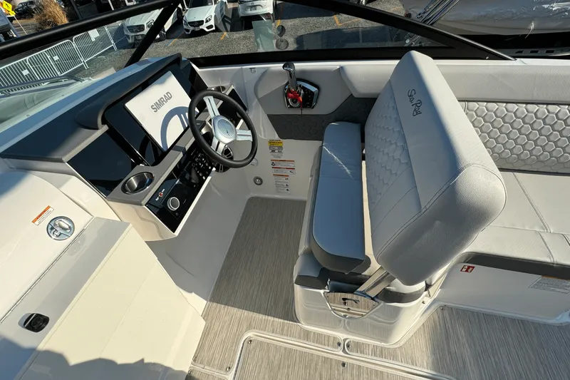Slide: The Image of Sea Ray SDX 250 Outboard 2025 - 35