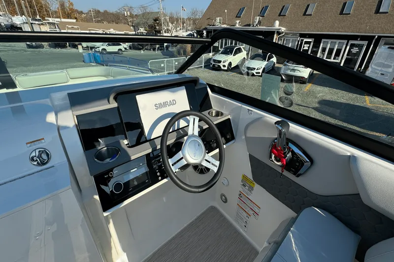 Slide: The Image of Sea Ray SDX 250 Outboard 2025 - 36