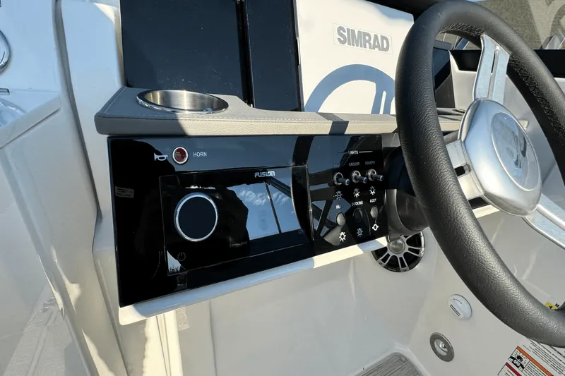 Slide: The Image of Sea Ray SDX 250 Outboard 2025 - 39
