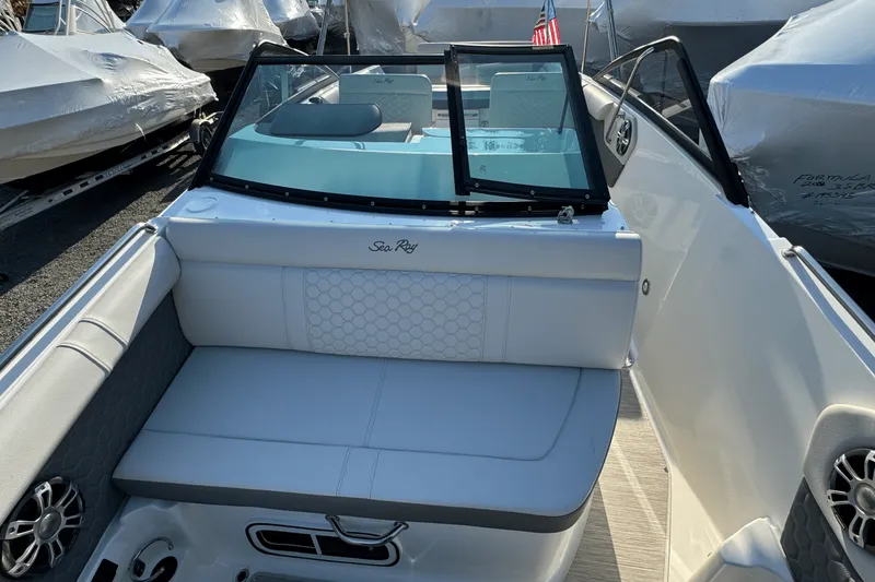 Slide: The Image of Sea Ray SDX 250 Outboard 2025 - 48