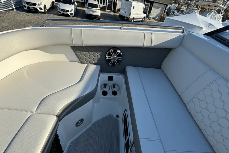 Slide: The Image of Sea Ray SDX 250 Outboard 2025 - 50