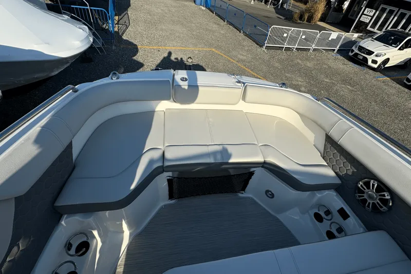 Slide: The Image of Sea Ray SDX 250 Outboard 2025 - 51