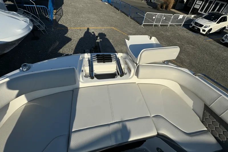 Slide: The Image of Sea Ray SDX 250 Outboard 2025 - 52