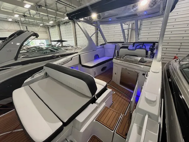 Slide: The Image of Crownline Boats 310 CRX 2025 - 20