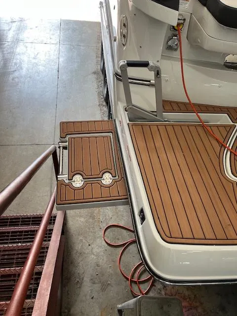 Slide: The Image of Crownline Boats 310 CRX 2025 - 28