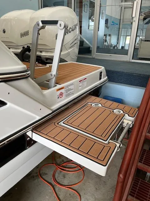 Slide: The Image of Crownline Boats 310 CRX 2025 - 27