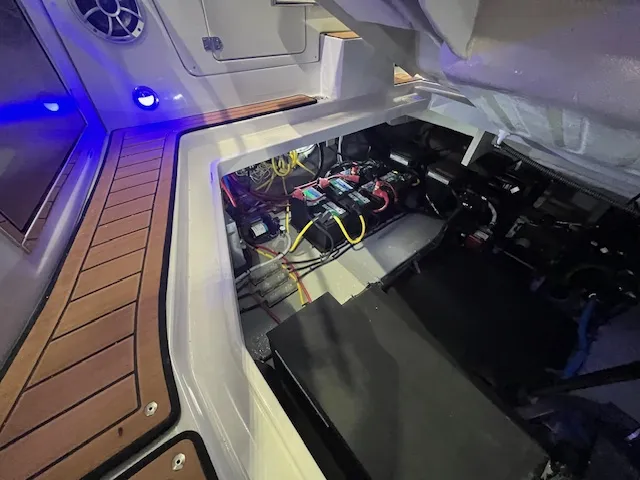 Slide: The Image of Crownline Boats 310 CRX 2025 - 25