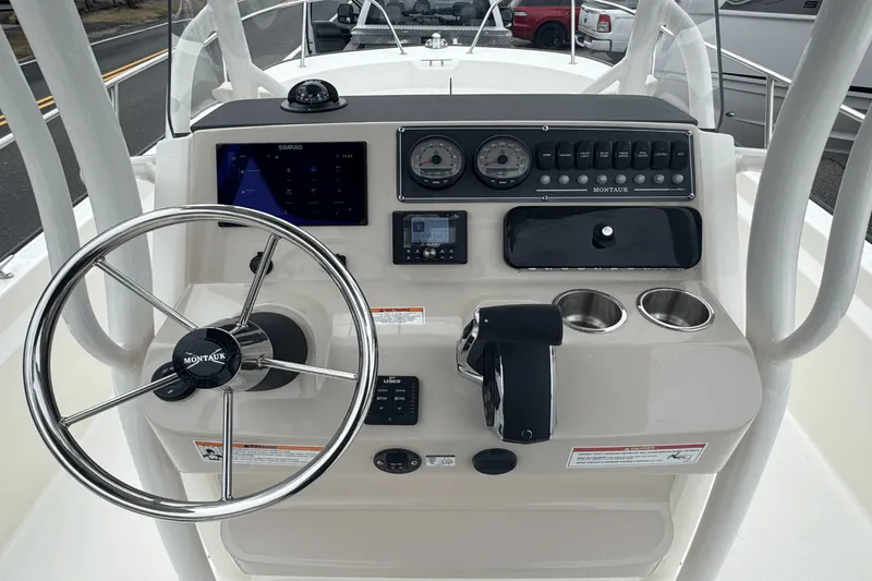 Slide: The Image of Boston Whaler 210 Montauk 2025 - 15