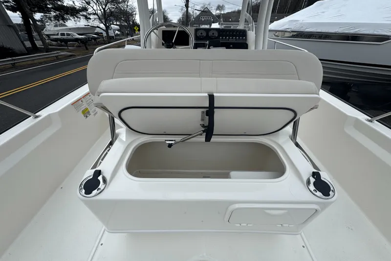 Slide: The Image of Boston Whaler 210 Montauk 2025 - 19