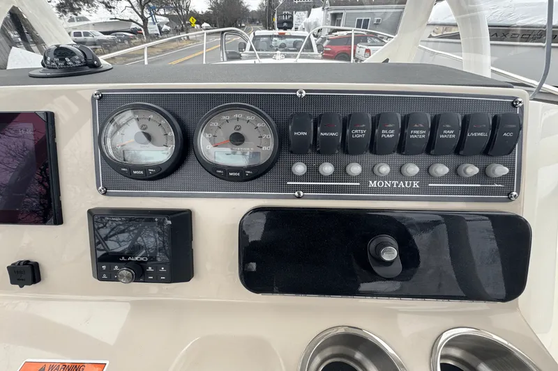 Slide: The Image of Boston Whaler 210 Montauk 2025 - 22