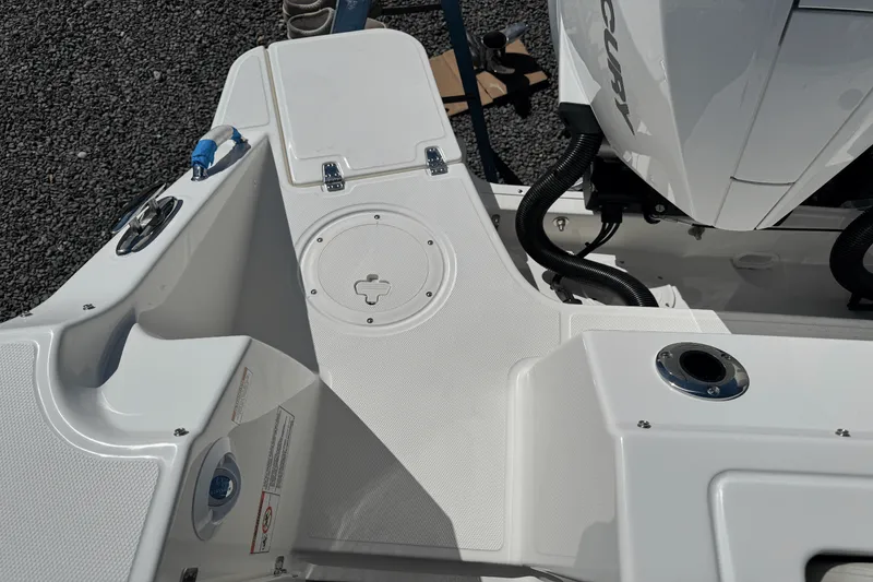 Slide: The Image of Boston Whaler 280 Vantage 2025 - 10