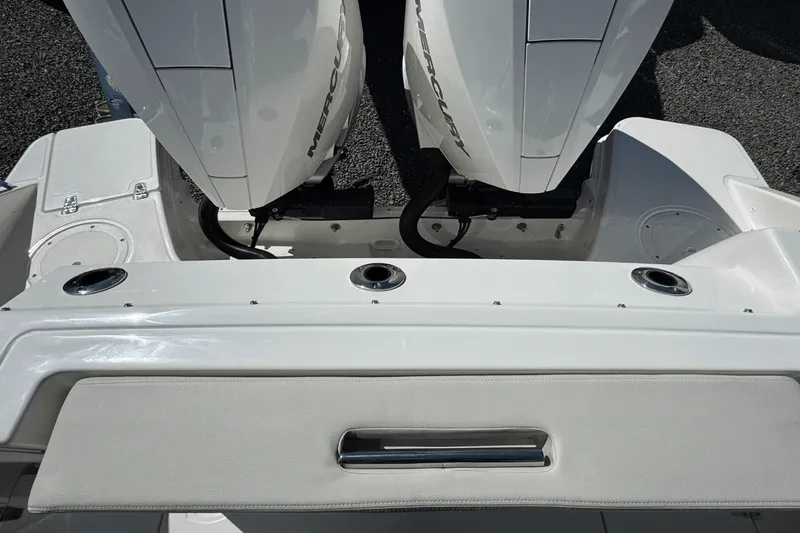 Slide: The Image of Boston Whaler 280 Vantage 2025 - 11