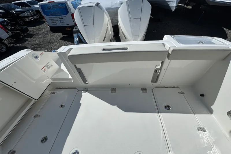 Slide: The Image of Boston Whaler 280 Vantage 2025 - 12