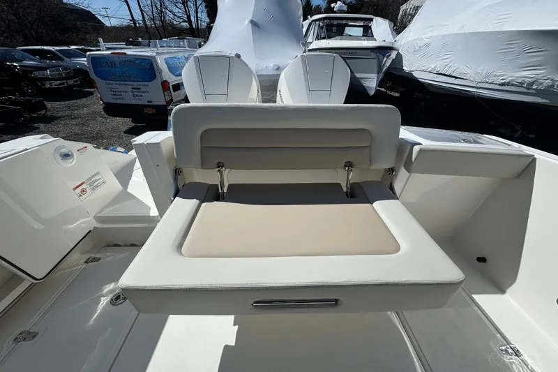 Slide: The Image of Boston Whaler 280 Vantage 2025 - 13