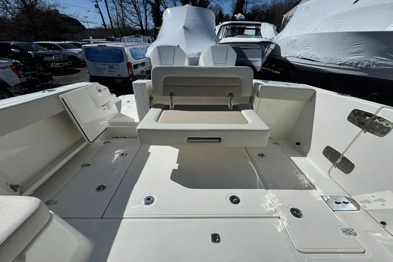 Slide: The Image of Boston Whaler 280 Vantage 2025 - 14