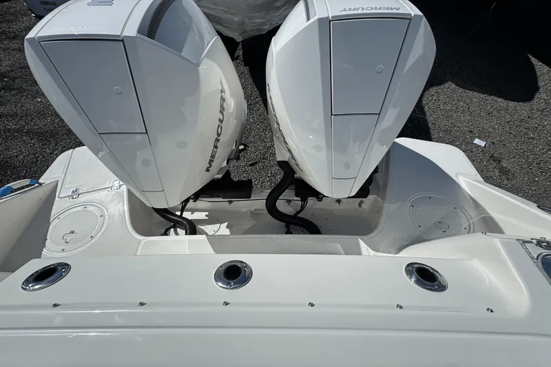 Slide: The Image of Boston Whaler 280 Vantage 2025 - 15