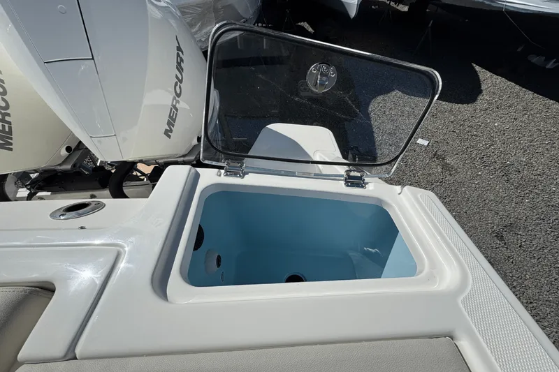 Slide: The Image of Boston Whaler 280 Vantage 2025 - 17