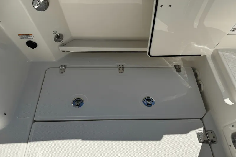 Slide: The Image of Boston Whaler 280 Vantage 2025 - 18