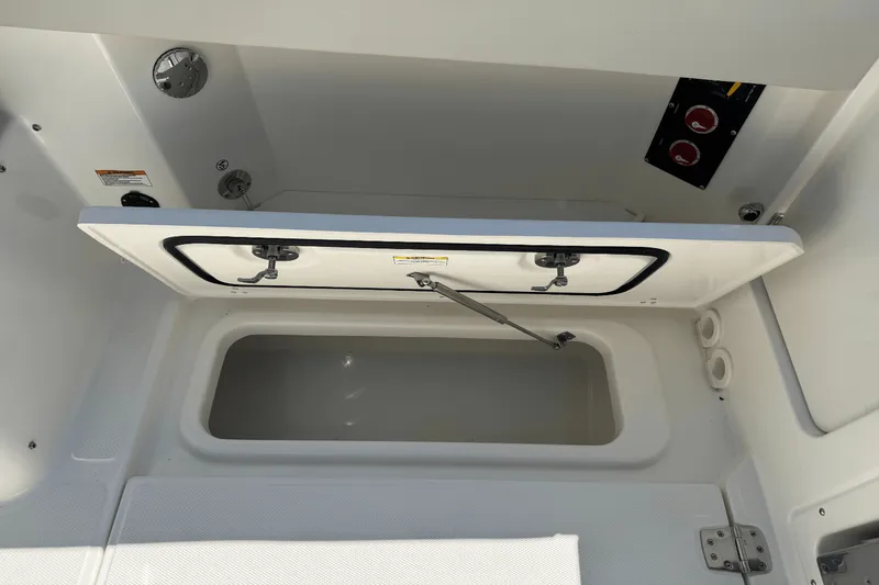 Slide: The Image of Boston Whaler 280 Vantage 2025 - 19