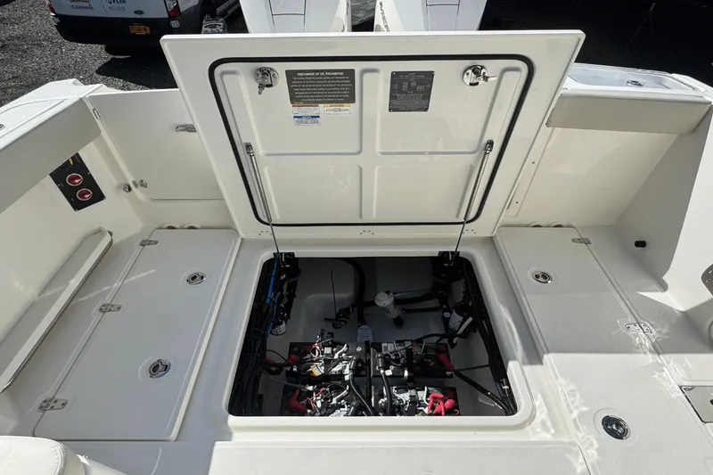 Slide: The Image of Boston Whaler 280 Vantage 2025 - 21