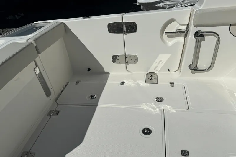 Slide: The Image of Boston Whaler 280 Vantage 2025 - 22