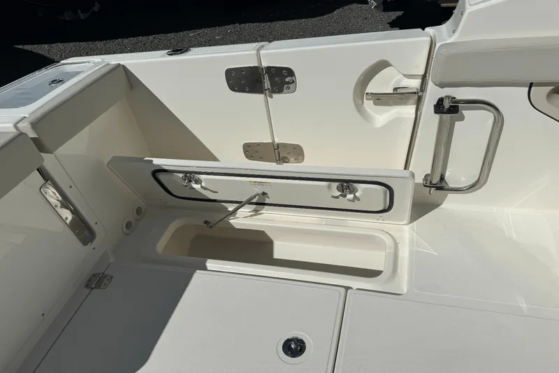 Slide: The Image of Boston Whaler 280 Vantage 2025 - 23