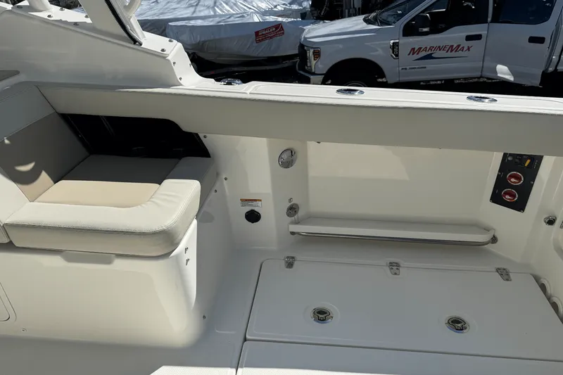 Slide: The Image of Boston Whaler 280 Vantage 2025 - 24