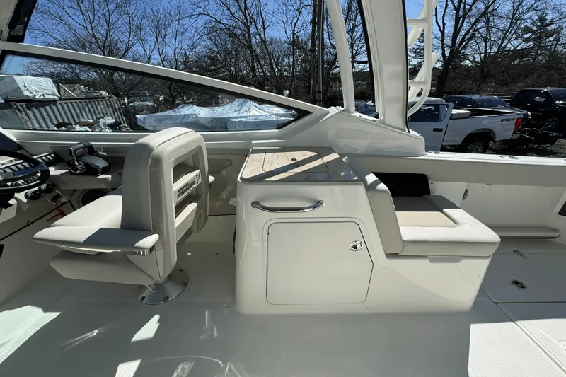 Slide: The Image of Boston Whaler 280 Vantage 2025 - 25
