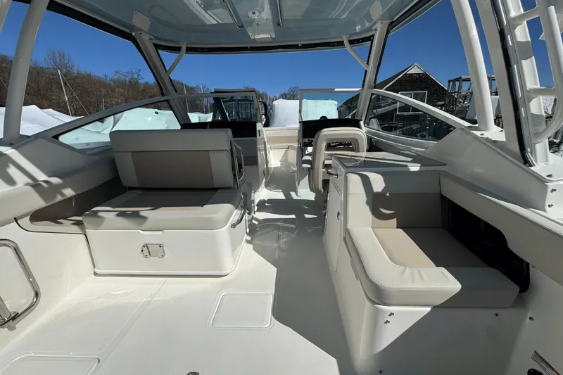 Slide: The Image of Boston Whaler 280 Vantage 2025 - 26