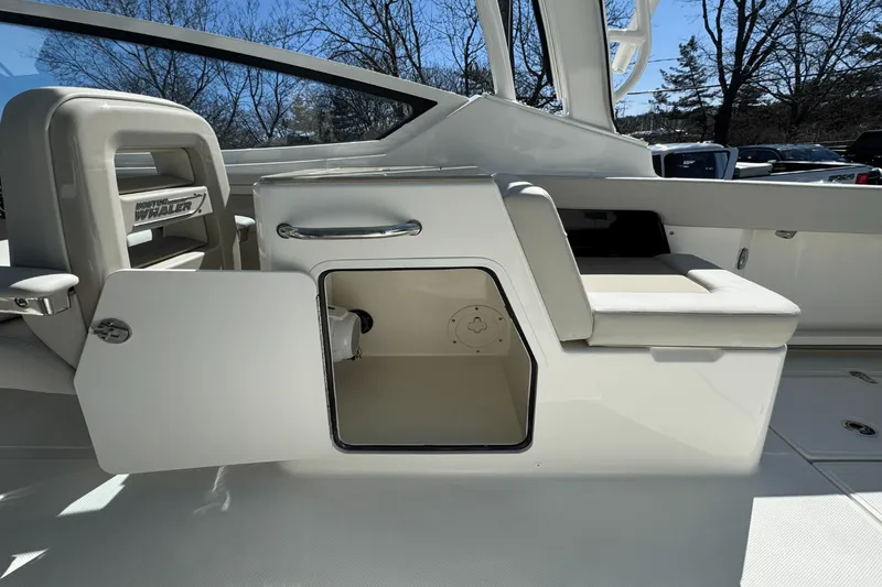 Slide: The Image of Boston Whaler 280 Vantage 2025 - 28