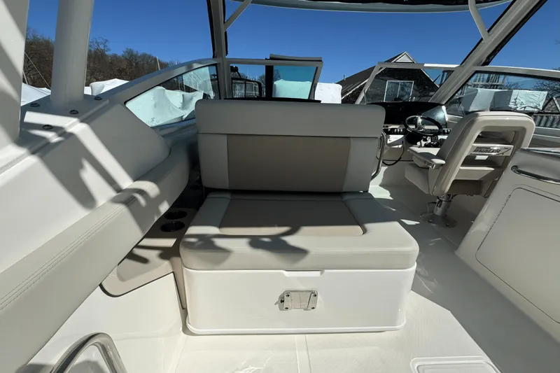 Slide: The Image of Boston Whaler 280 Vantage 2025 - 30