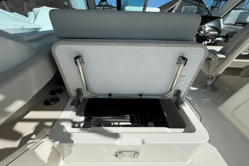 Slide: The Image of Boston Whaler 280 Vantage 2025 - 31