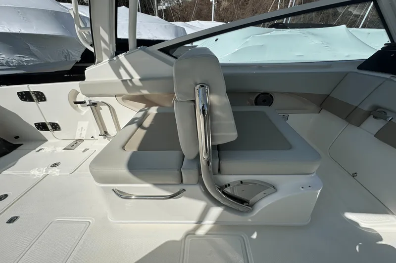 Slide: The Image of Boston Whaler 280 Vantage 2025 - 32