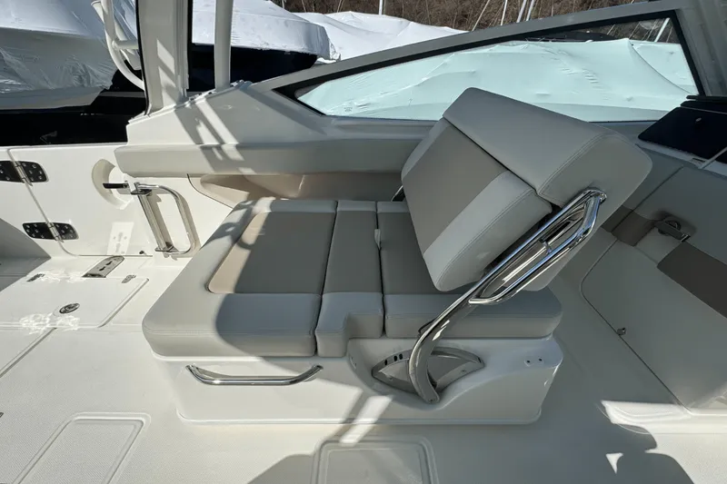 Slide: The Image of Boston Whaler 280 Vantage 2025 - 33