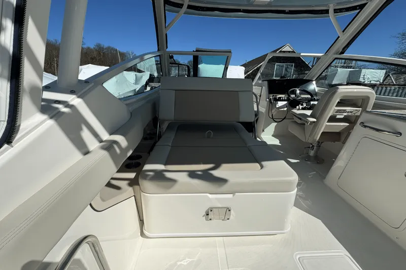 Slide: The Image of Boston Whaler 280 Vantage 2025 - 34