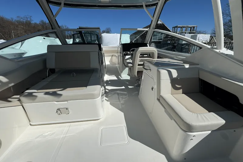 Slide: The Image of Boston Whaler 280 Vantage 2025 - 35