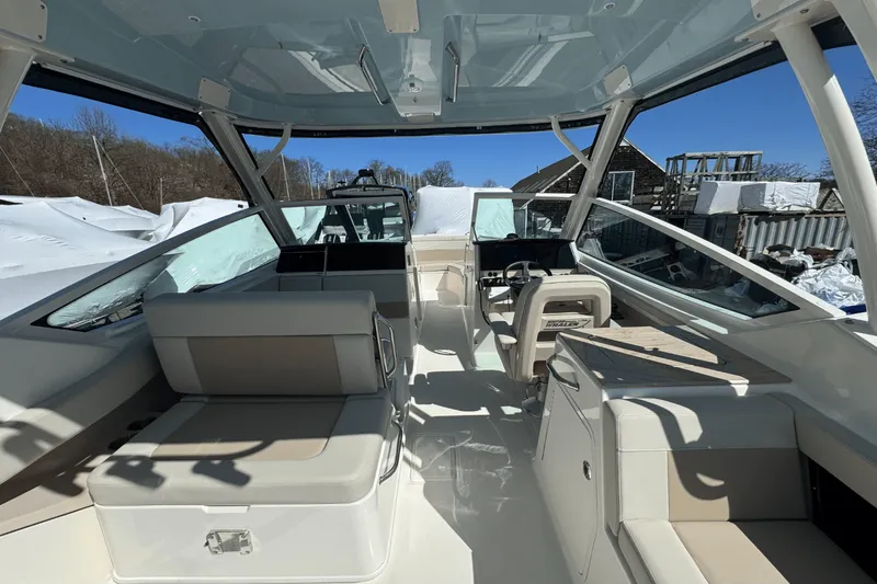 Slide: The Image of Boston Whaler 280 Vantage 2025 - 36