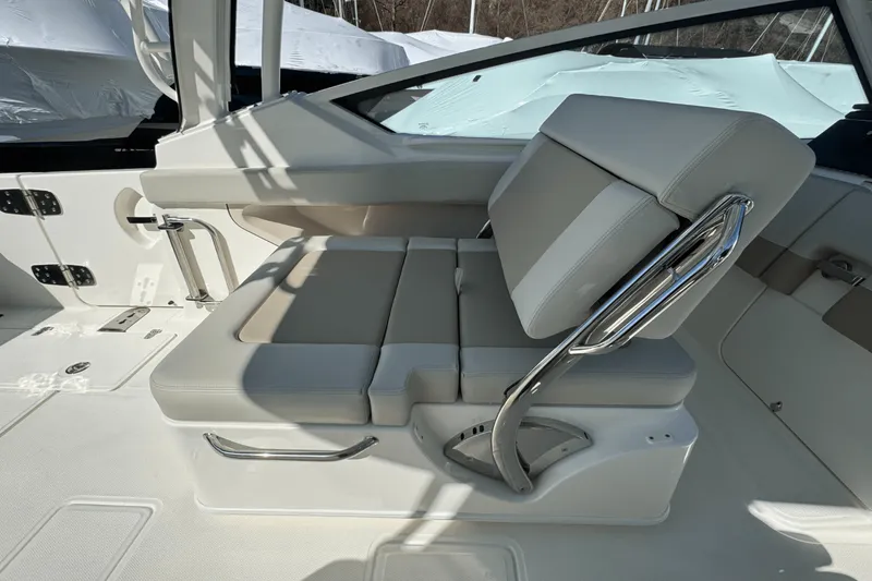 Slide: The Image of Boston Whaler 280 Vantage 2025 - 37